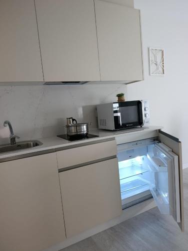 Kuchyň nebo kuchyňský kout v ubytování Apartamentos Turísticos Praia dos Crsitais