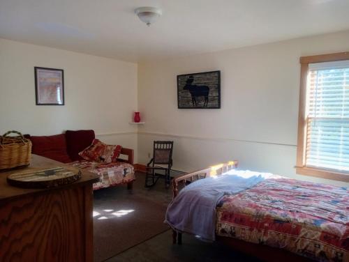 Ένα ή περισσότερα κρεβάτια σε δωμάτιο στο Convenient, Cozy, Mid-Coast Maine Cottage