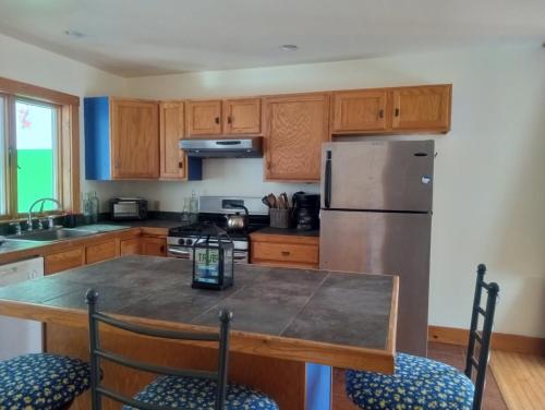 Η κουζίνα ή μικρή κουζίνα στο Convenient, Cozy, Mid-Coast Maine Cottage