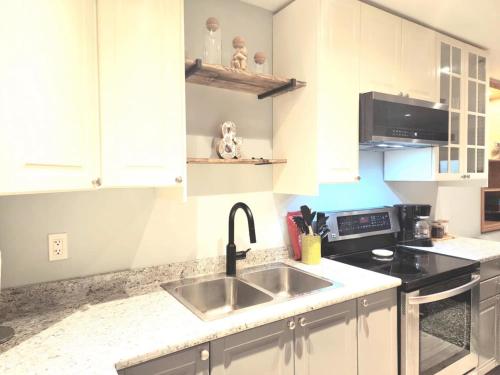 Afbeelding uit fotogalerij van Modern 2BR SPA Retreat in Shawnigan Lake