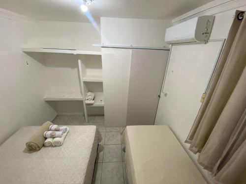 a small room with a bed and a refrigerator at COP 30 - Imóvel Próximo ao Aeroporto e ao Hangar - 02 in Belém