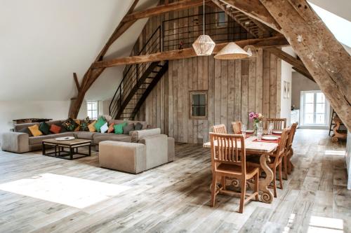 a living room with a table and a couch at Gîte du jardinier in Ittre