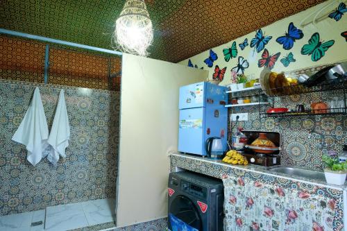 een keuken met een wasmachine in de kamer bij Studio traditionnel amazigh marocain in Benguerir