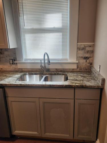 een aanrecht met een wastafel en een raam bij Historic Comfort in Memphis