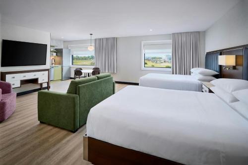 Una habitación de hotel con dos camas y un televisor. en Sheraton Laval Hotel, en Laval