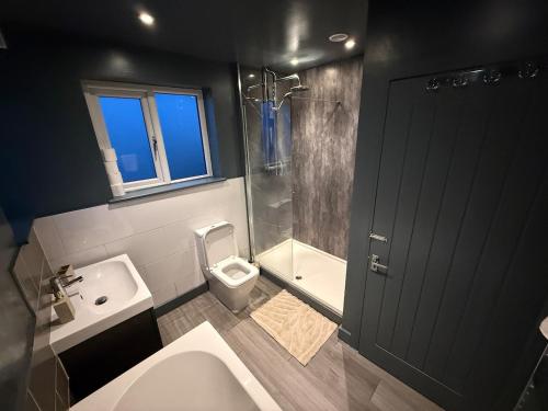 Koupelna v ubytování 5 bedroom house in Pettswood