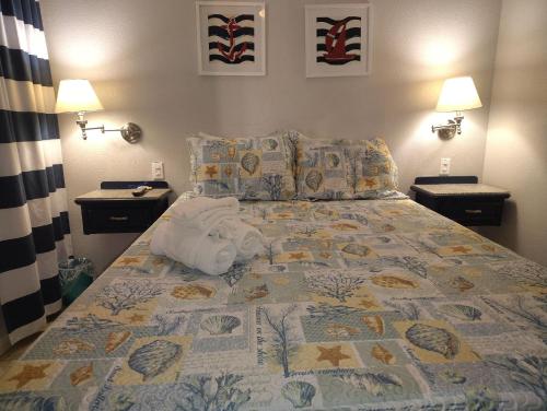 Ένα ή περισσότερα κρεβάτια σε δωμάτιο στο Ocean & Pool Views Top Floor - Shoreline Stays 03