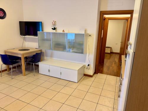 Habitación con escritorio y pecera. en Central apartaments, en Bérgamo