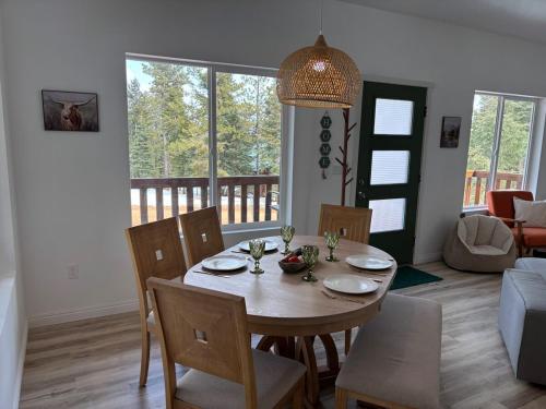 Χώρος καθιστικού στο Brand New Cabin with Fire Pit & Outdoor Projector