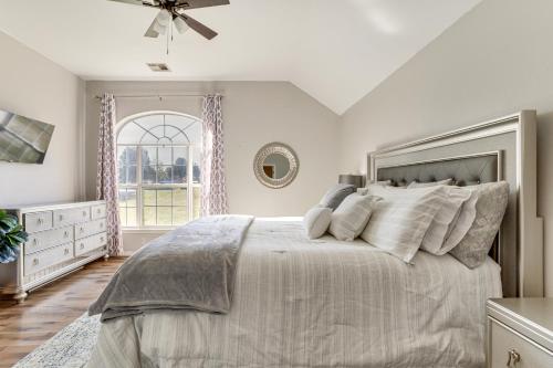 een witte slaapkamer met een groot bed en een raam bij Less Than 1 Mi to Oak Tree National Cozy Getaway! in Edmond