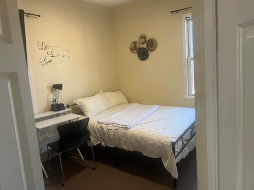 Giường trong phòng chung tại Making Home