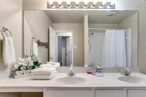 een badkamer met twee wastafels en een grote spiegel bij Less Than 1 Mi to Oak Tree National Cozy Getaway! in Edmond