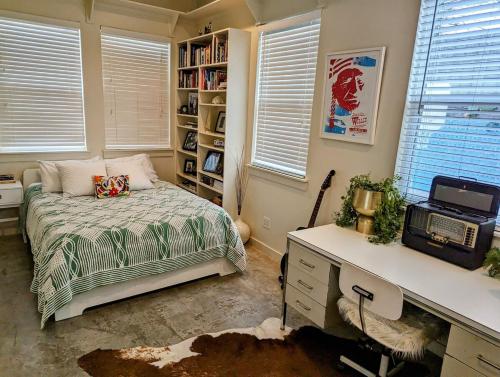 Ένα ή περισσότερα κρεβάτια σε δωμάτιο στο Central Austin Guest House