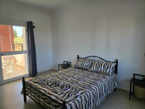 Ένα ή περισσότερα κρεβάτια σε δωμάτιο στο Atlantique Assilah Locations de Vacances