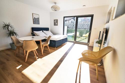 KomendaBlue Alpine Nest的带桌椅和沙发的客厅