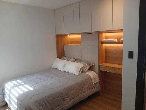 une petite chambre avec un lit dans une pièce dans l'établissement Casa Larrea, à Cuenca