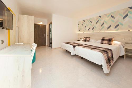 Katil atau katil-katil dalam bilik di Hotel Vibra Lei Ibiza - Adults only