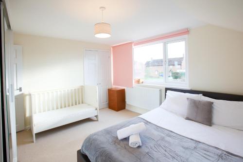 Postel nebo postele na pokoji v ubytování Grand 5BR Home in Market Harborough with Parking