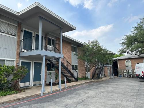 un edificio de apartamentos con una escalera en un aparcamiento en Ensuite Private Room, en Austin