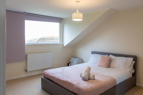 Postel nebo postele na pokoji v ubytování Grand 5BR Home in Market Harborough with Parking