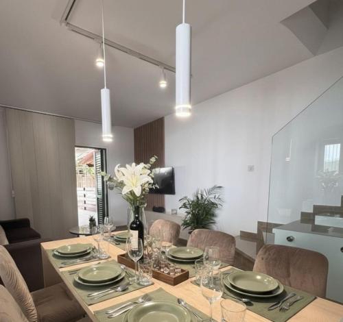 Luxury Beach Villa 2 min Walk to Sea & Airport