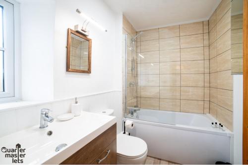 Draytonにある3 Bedroom House that Sleeps 6の浴槽、トイレ、洗面台を備えたバスルーム