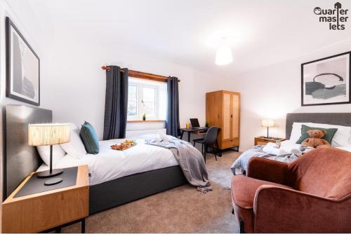 Draytonにある3 Bedroom House that Sleeps 6のベッドと机と椅子のある寝室