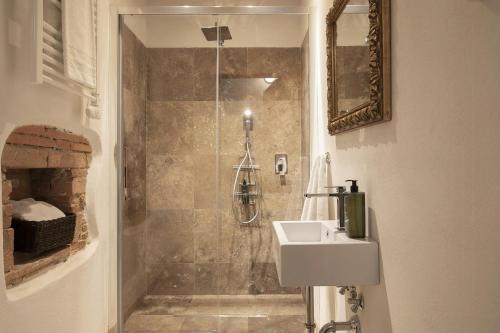 un baño con ducha y lavabo en Historic Apartment With San Gimignano Hills View, en Villa del Monte