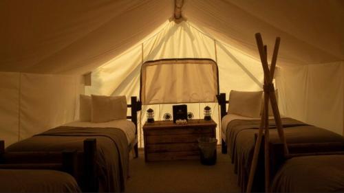 Tioukougne PeulにあるLompoul Natureのテントの中にベッドが2つある寝室