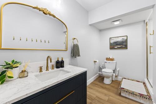 Ένα μπάνιο στο Skyline Retreat Views, Trails & Wineries