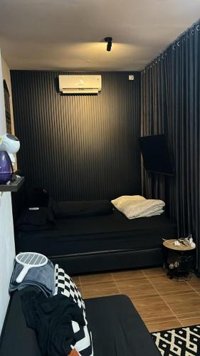 ein kleines Zimmer mit einem Bett und einem Fenster in der Unterkunft Little Loti Sikumana in Maulafa