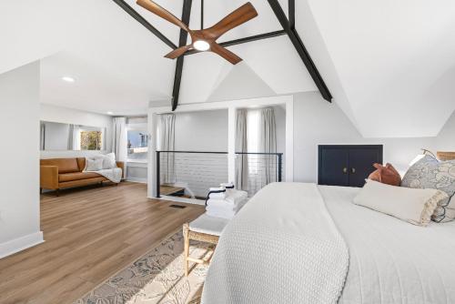 Ένα ή περισσότερα κρεβάτια σε δωμάτιο στο Skyline Retreat Views, Trails & Wineries