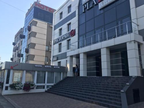 een gebouw met een trap voor een gebouw bij Нивки плаза апартаменти in Kiev