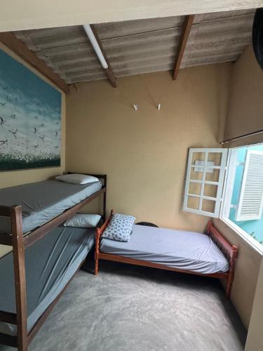 a bedroom with two bunk beds and a window at Viva a vibe - Caragua in Caraguatatuba