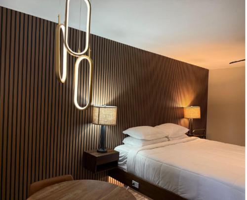 Ένα ή περισσότερα κρεβάτια σε δωμάτιο στο Lone Eagle Lodge