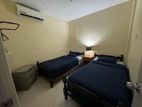 a room with two beds and a table with a lamp at Excelente apartamento para 4 personas in Monterrey