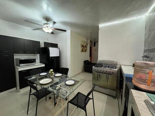 a kitchen with a table and chairs in a room at Excelente apartamento para 4 personas in Monterrey