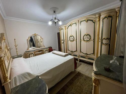 Ένα ή περισσότερα κρεβάτια σε δωμάτιο στο شقة جميلة فى العبور الحى التاسع مكيفه بالكامل وفيو حديقة