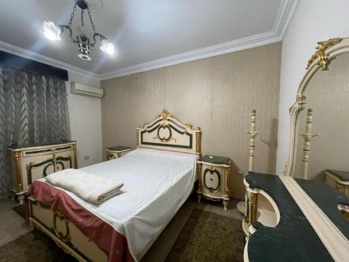 Ένα ή περισσότερα κρεβάτια σε δωμάτιο στο شقة جميلة فى العبور الحى التاسع مكيفه بالكامل وفيو حديقة