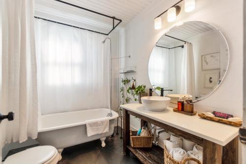 Et badeværelse på Red Door Bungalow Downtown Pensacola