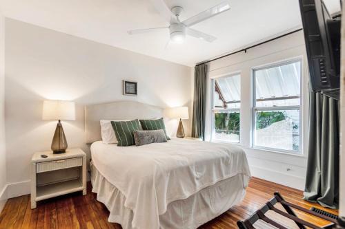 En eller flere senge i et værelse på Red Door Bungalow Downtown Pensacola