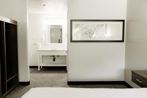 Ένα μπάνιο στο Quality Inn & Suites Lathrop