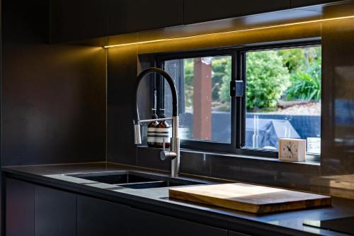 Kuchyň nebo kuchyňský kout v ubytování Home On The Hill- Bowral