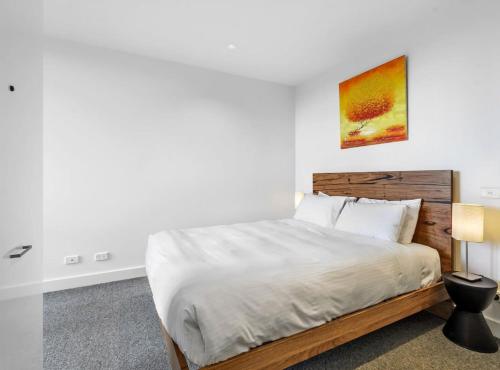 テンターフィールドにあるCharming 1-Bed Farm Cabin with Wood Fireのベッドと壁に絵が飾られた寝室