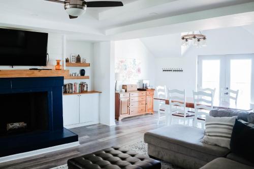 Kuchyň nebo kuchyňský kout v ubytování Cordova Retreat - 7 Minutes from the Ark!