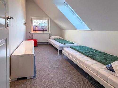 Pugdalにある4 star holiday home in Hanstholmのベッドが2つと窓のある部屋