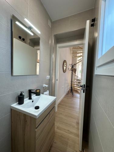 ein Badezimmer mit Waschbecken und Spiegel in der Unterkunft Casa Villamezquita in Villarrasa