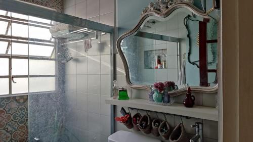 a bathroom with a mirror and a sink at Encantador estudio en Chacaito- Excelente ubicación in Caracas