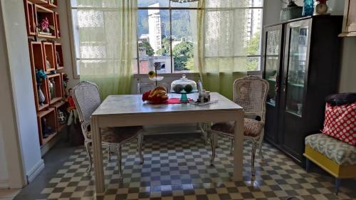 a dining room with a table with a stuffed animal on it at Encantador estudio en Chacaito- Excelente ubicación in Caracas