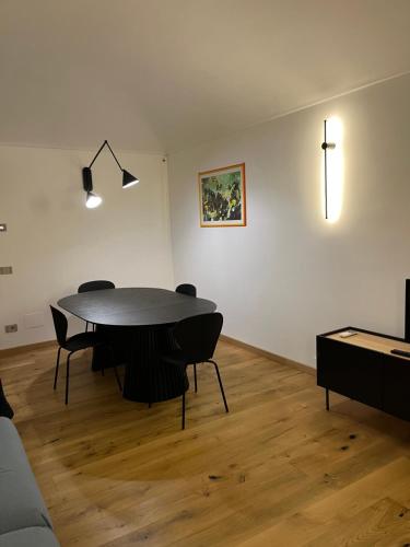 a dining room with a table and chairs in a room at Casa Arduino in Ivrea